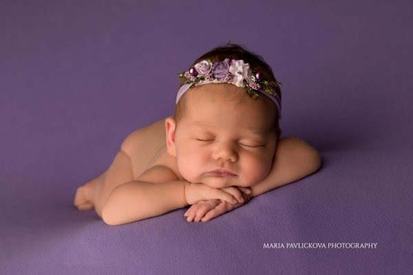 hands on chin pose newborn photography Zagreb